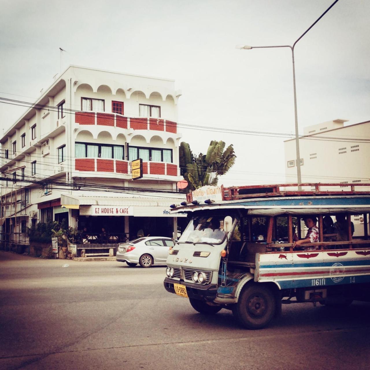 Ez House Hotel Sukhothai Bagian luar foto